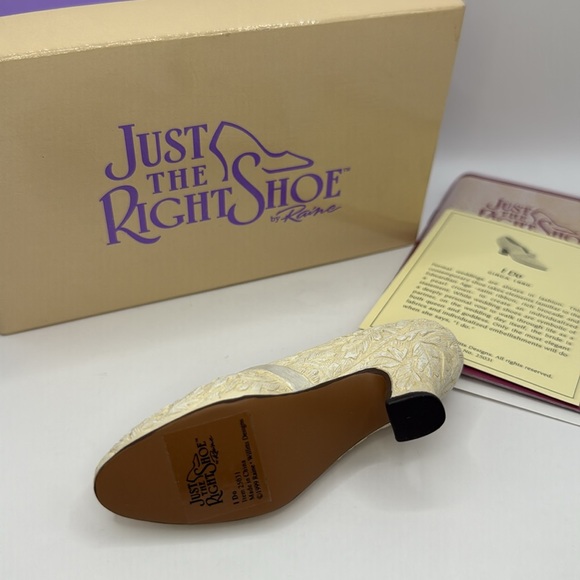 Just The Right Shoe by Raine “I Do” Circa 1990 Item 25031 Ivory Leaf Relief - Picture 6 of 12